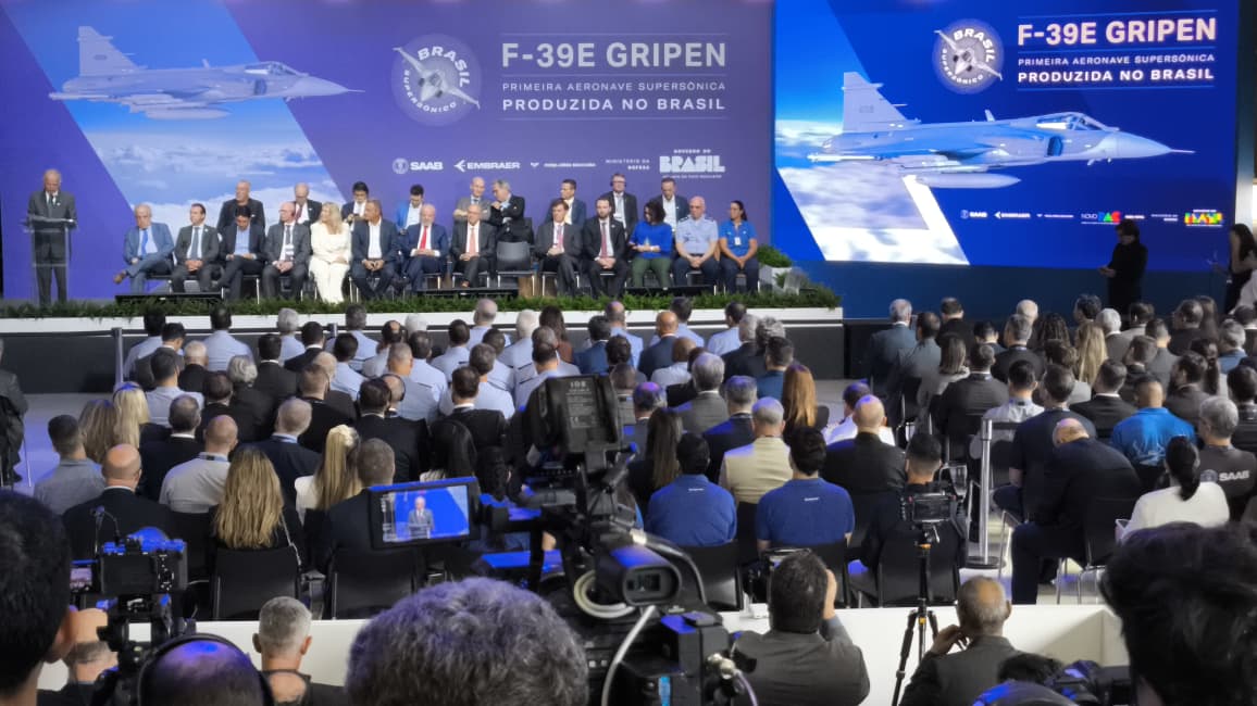 Foto 11 de 15 — Lula chega com comitiva à Embraer e apresenta caça Gripen em agenda na região; VEJA FOTOS